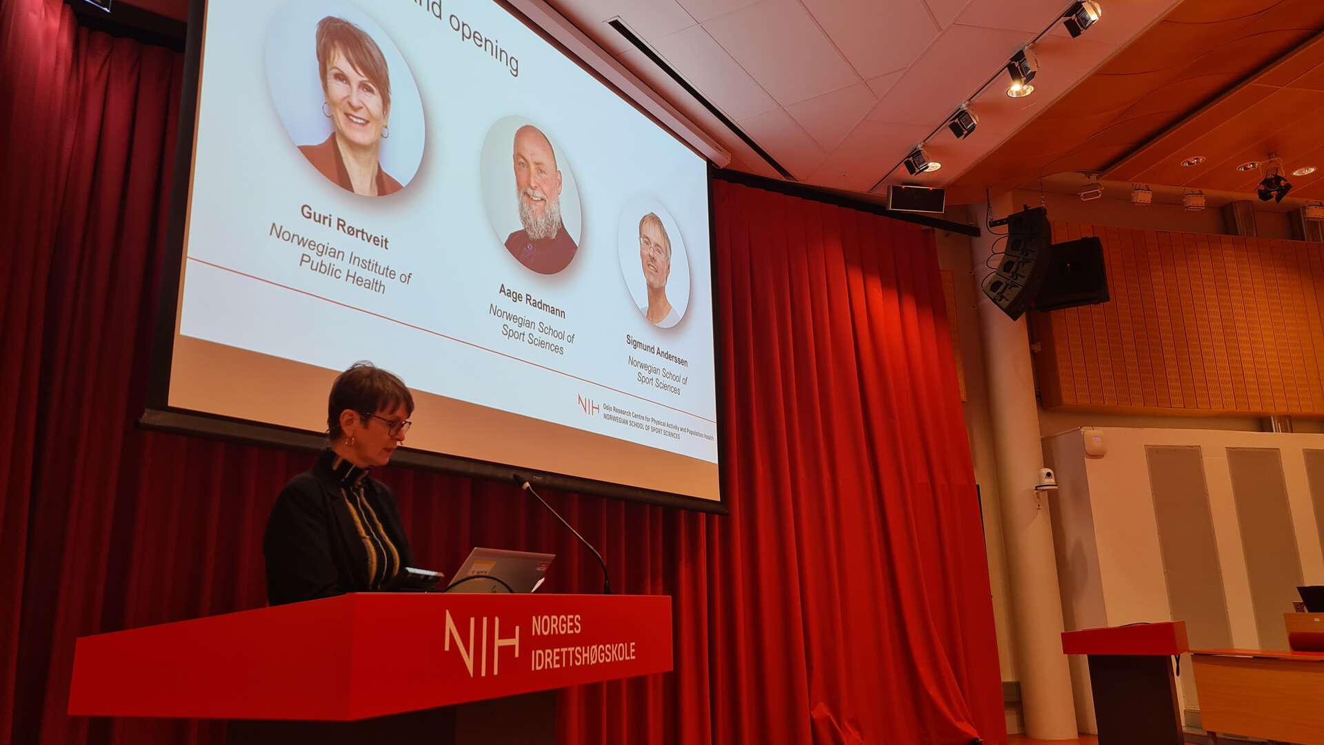 Image of FHI Director Guri Rørtveit giving a speech in an auditorium.