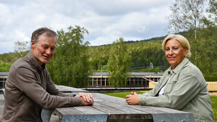 Lars Tore og Elin sit utanfor kantina på NIH