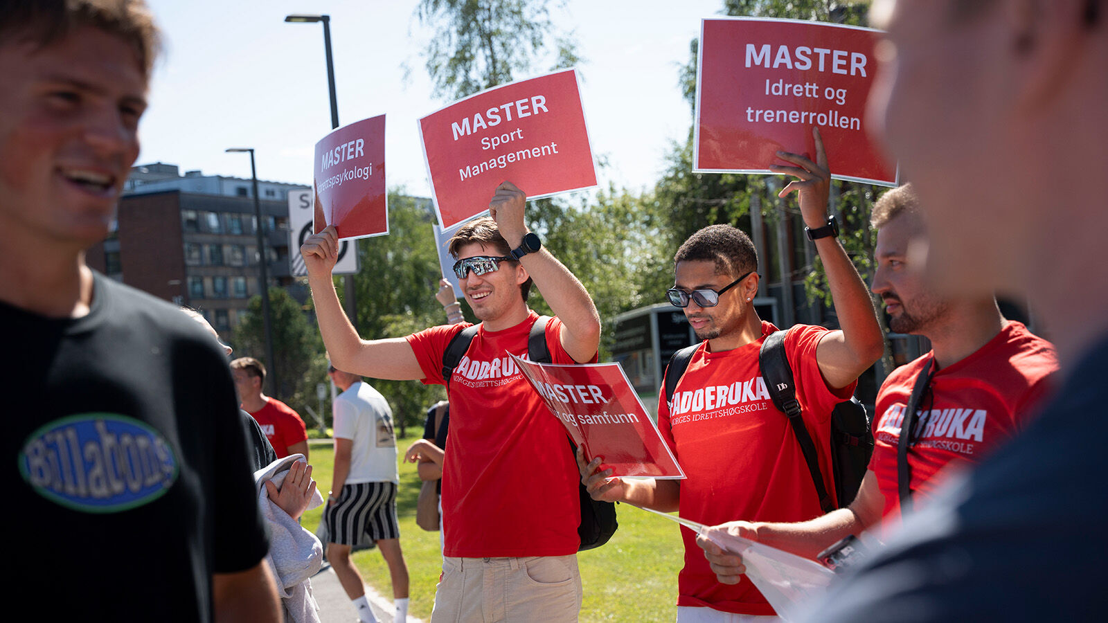 Fadderstudenter med plakater