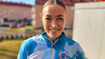erme ,smil ,lykke ,ansiktsuttrykk ,sportsklær.