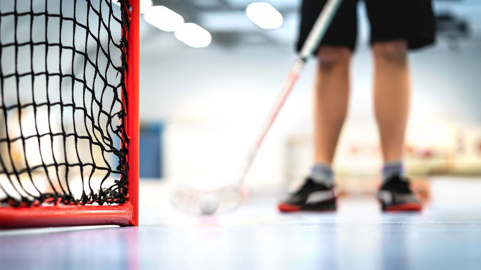 Person som spiller innebandy.