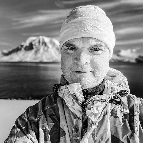 Jørgen Melau ute framfor fjell