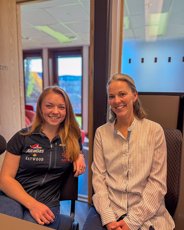 Julia og Marte i NIh-podden sitt studio