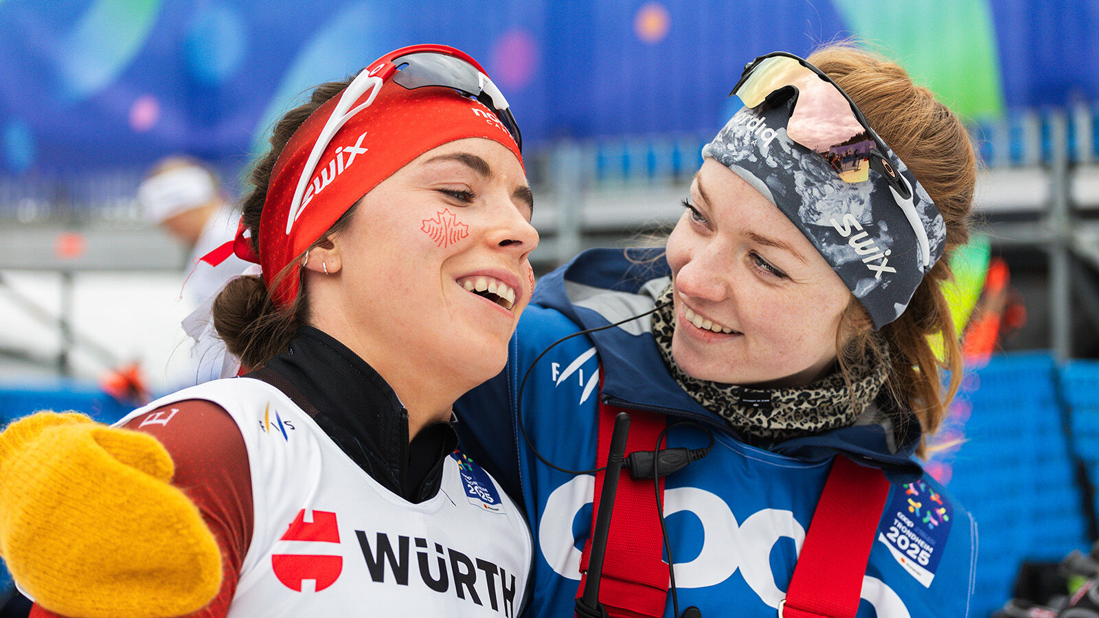 Julia trenar smiler saman med utøvar under VM på ski. 