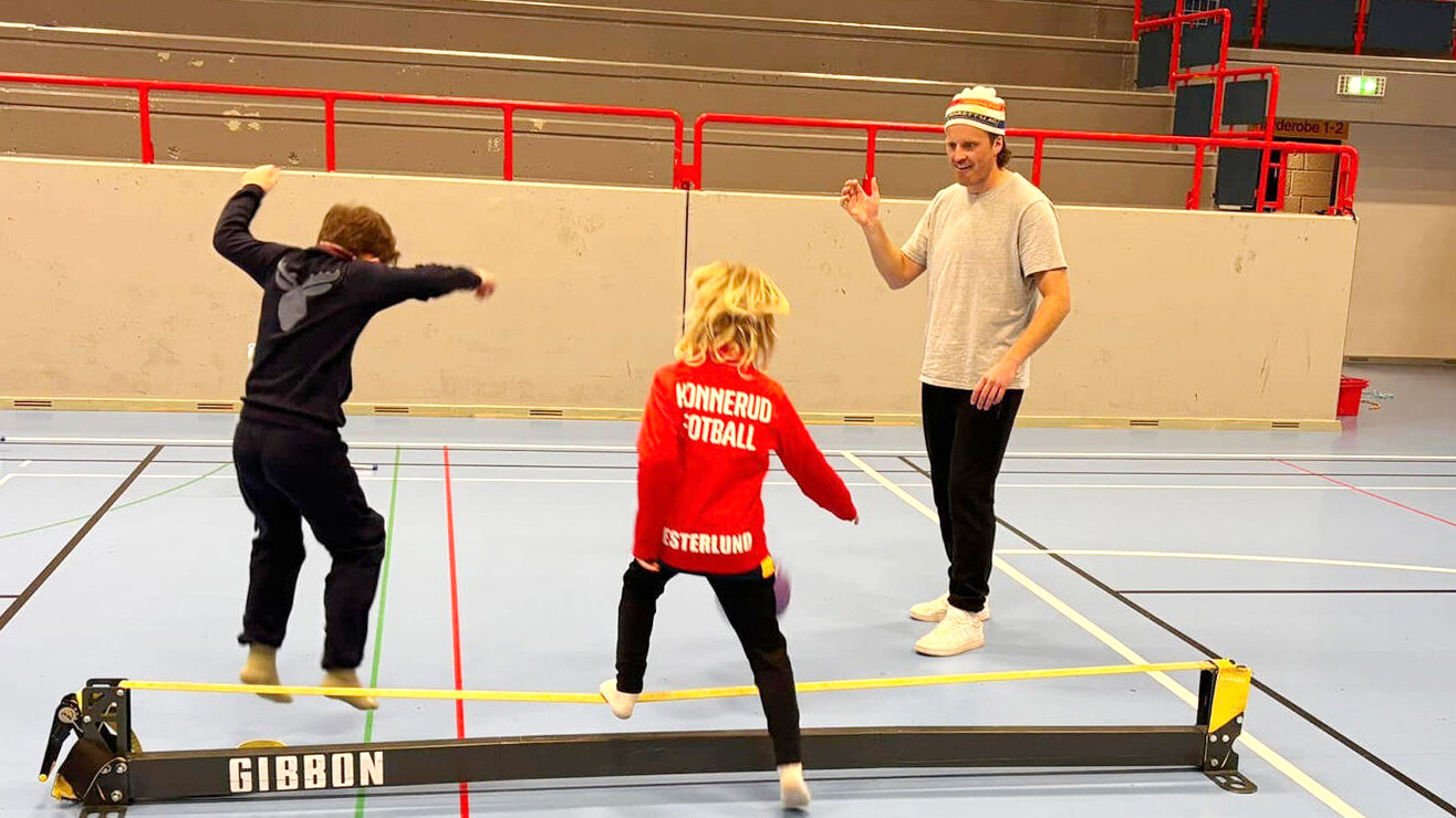 Barn som balanserer inne i gymsal