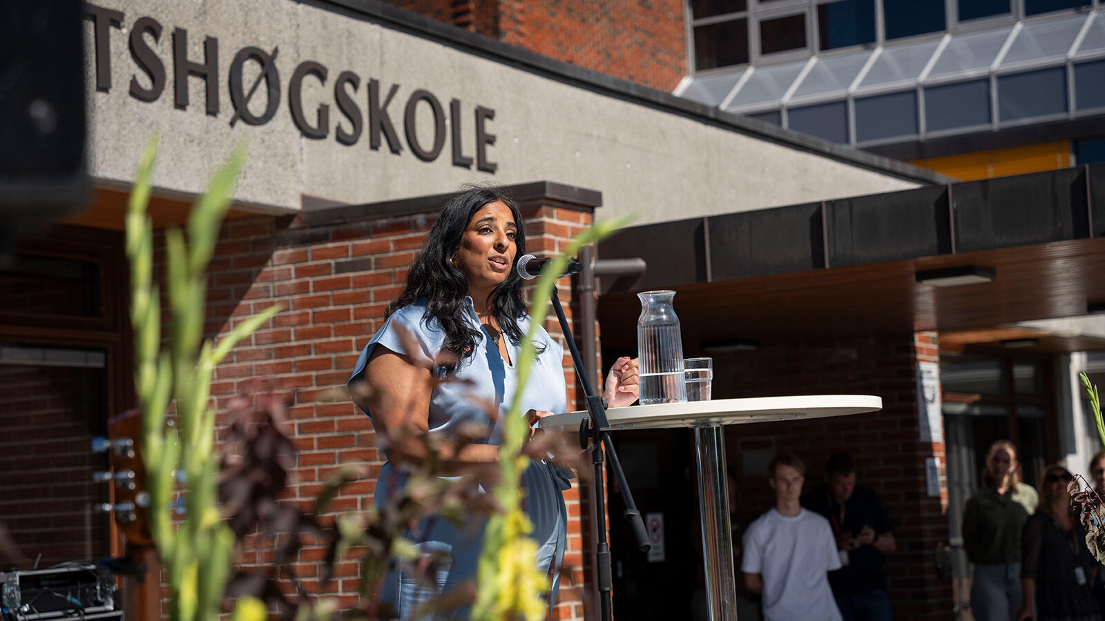 Lubna Jaffery taler foran hovedinngangen på NIH.