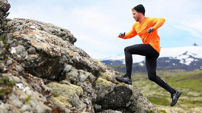 Mann som løper oppover på fjellet. 