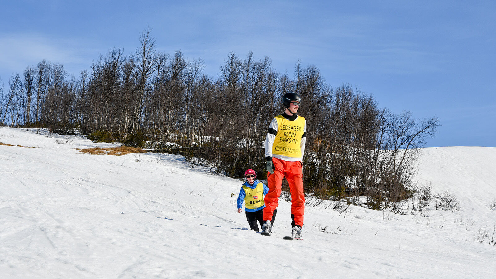 I alpinbakken med blind deltakar