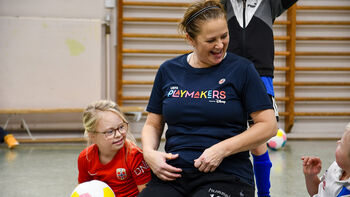 t-skjorte ,smil ,sportsuniform ,sportsklær ,blond.