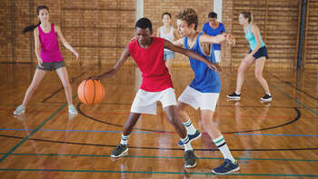 shorts ,sko ,fottøy ,basketballbevegelser ,basketball.