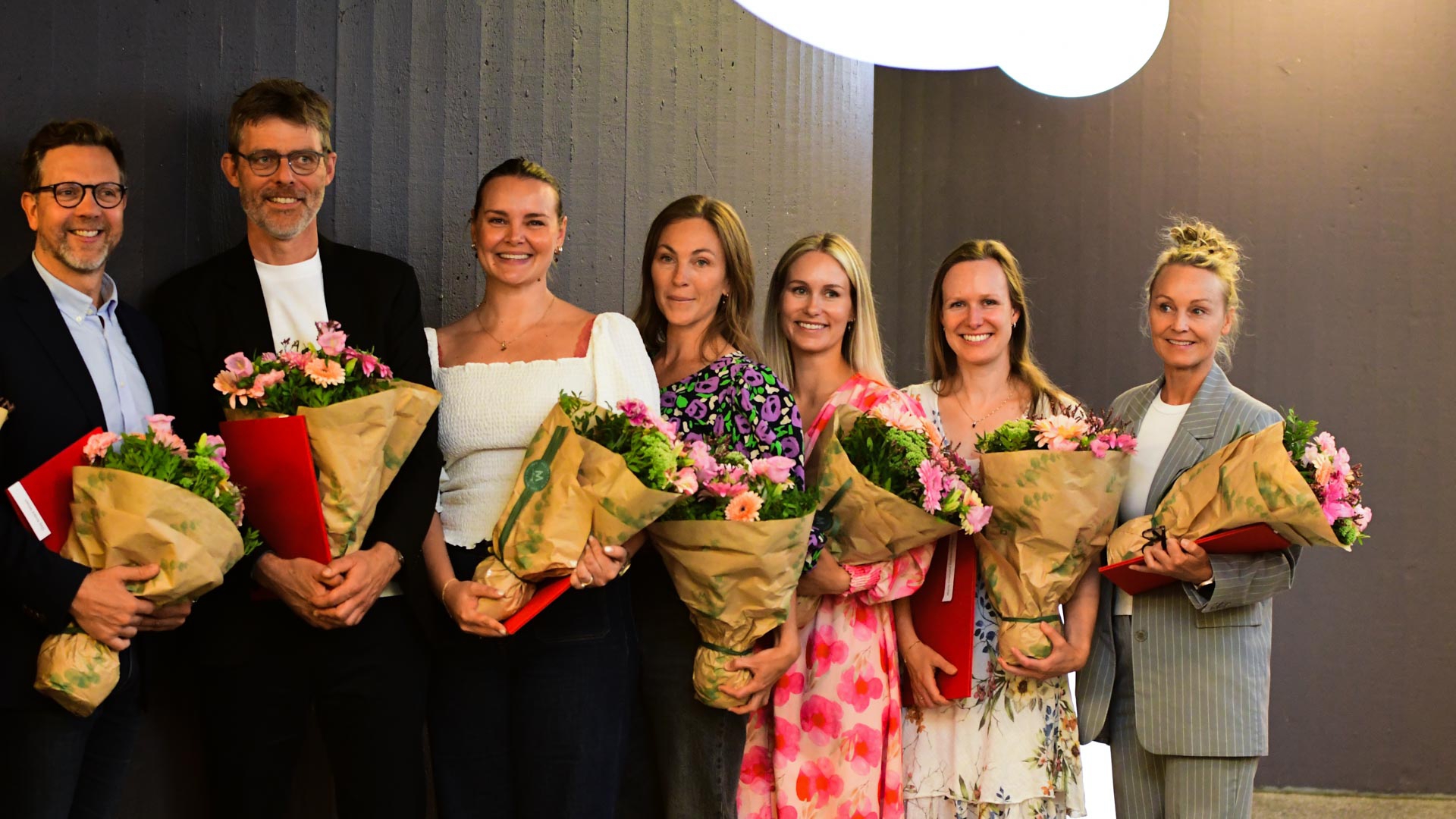 Bildet kan inneholde: smil, blomst, lykke, blomsterbukett, blomsterbutikk.