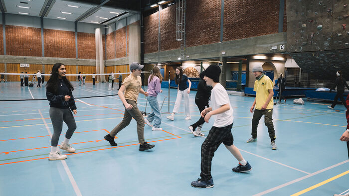 Ungdommer i aktivitet i gymsal på NIH