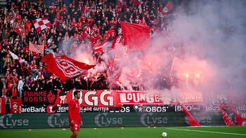 rød ,sportsarena ,stadion ,fan ,publikum.