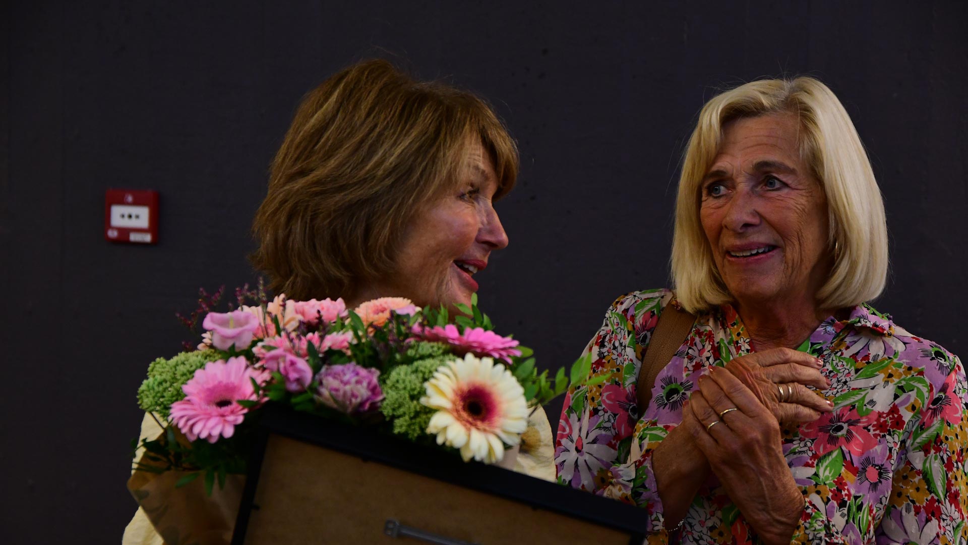 Bildet kan inneholde: person, blomst, ansikt, nese, smil.