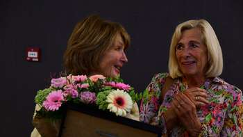 Bildet kan inneholde: person, blomst, ansikt, nese, smil.