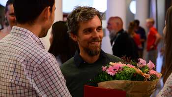 Bildet kan inneholde: person, hår, smil, skjorte, yttertøy.