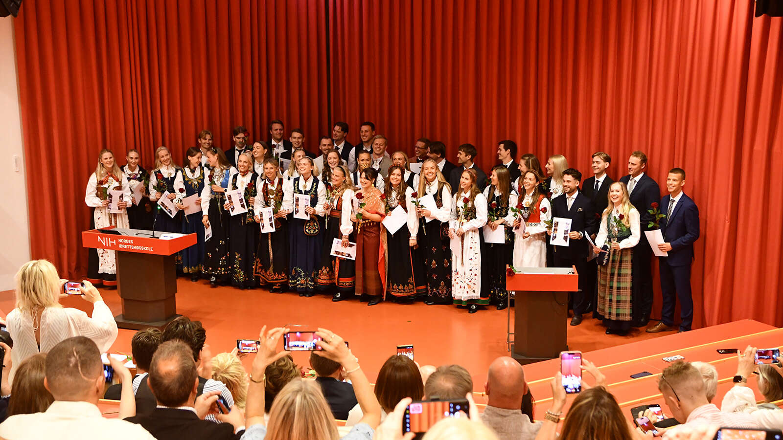 Studenter får vitnemål i auditorium