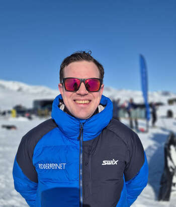 vinter ,jakke ,snø ,vernebriller ,smil.