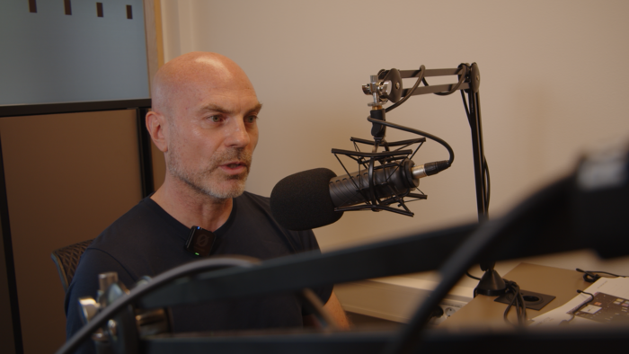 Geir foran mikrofonen i NIH-podden studio