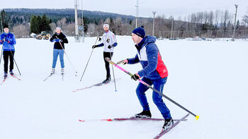 skiutstyr ,ski ,snø ,fottøy ,skistav.
