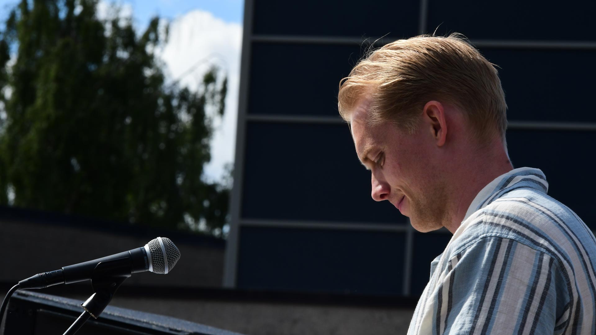 Bildet kan inneholde: lydutstyr, elektronisk enhet, mikrofonstativ, høyttalersystem, mikrofon.