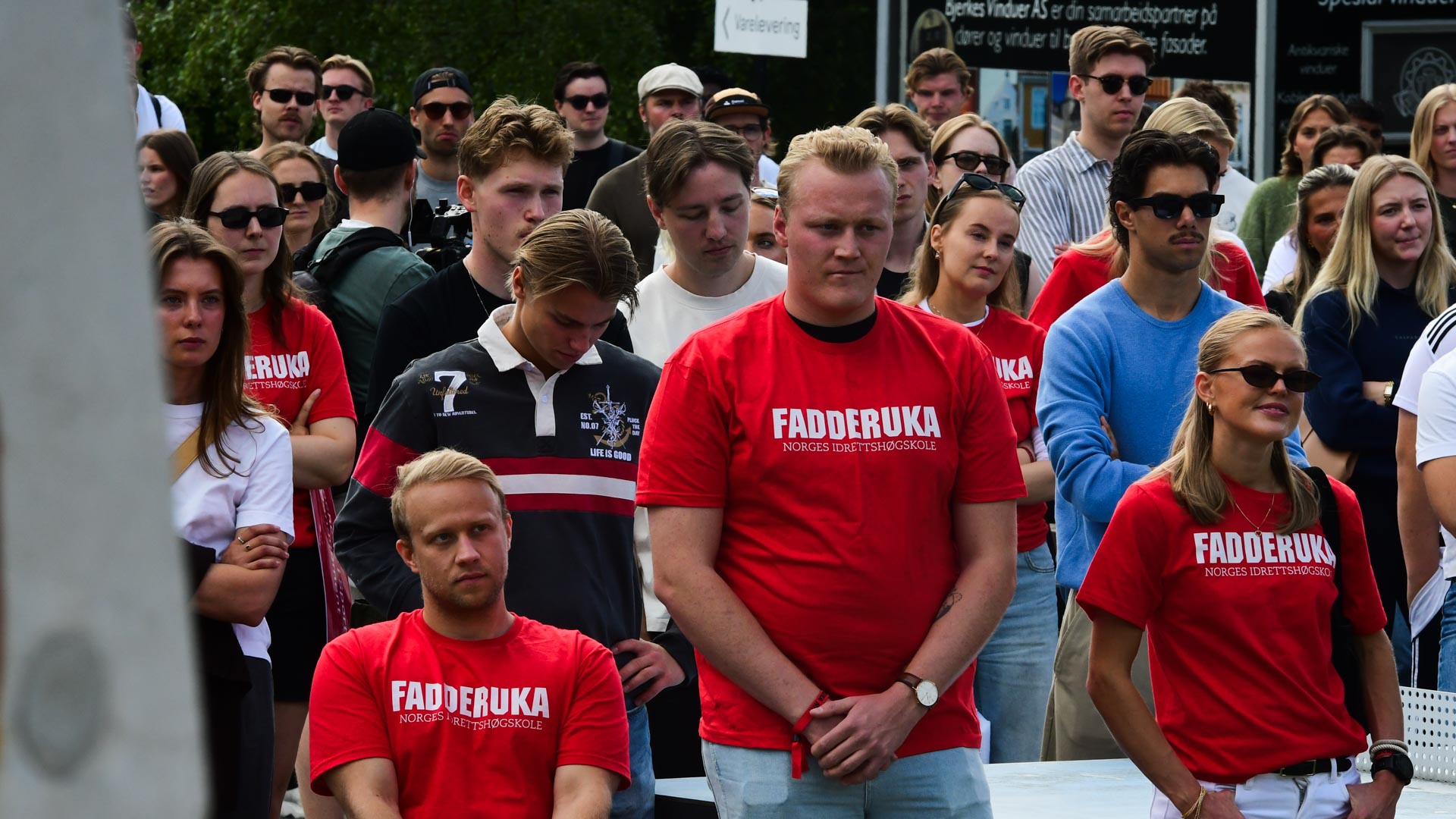 Bildet kan inneholde: mennesker, t-skjorte, mengde, aktiv skjorte, fritid.