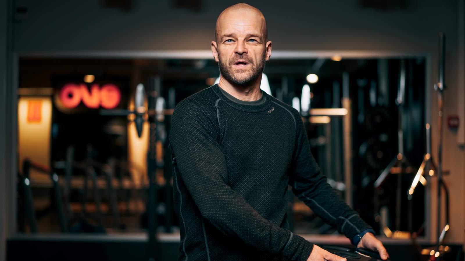 Mann roterer med vekt på treningssenter