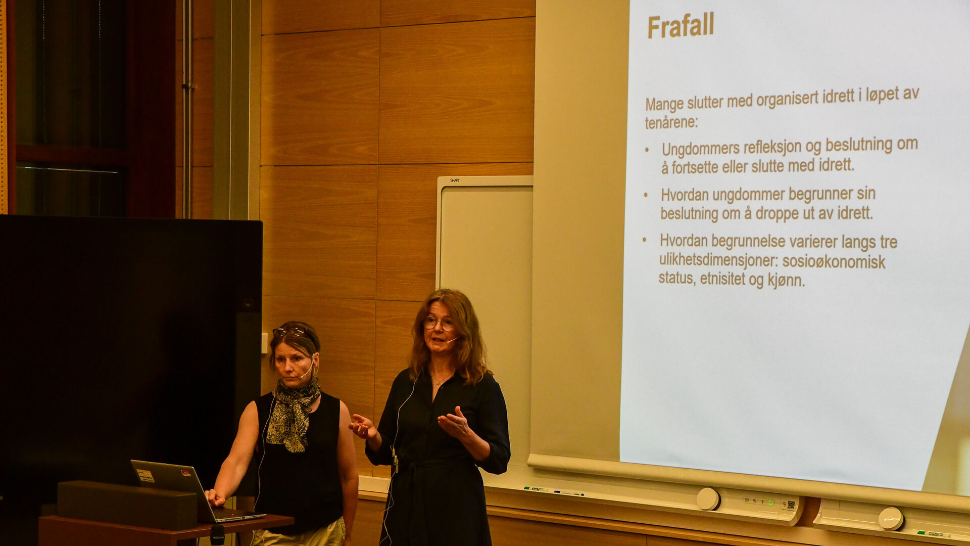 To damer presenteret