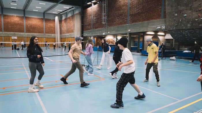Barn som leikar i gymsal.