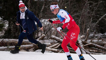 fottøy ,sportsuniform ,sportsutstyr ,snø ,hjelm.