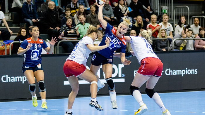 Håndballspillere i situasjon. 