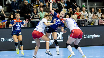 sportsuniform ,shorts ,sportsutstyr ,håndballspiller ,felthus.