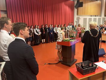 eiendom ,menneskelig ,frakk ,gardin ,interiørdesign.
