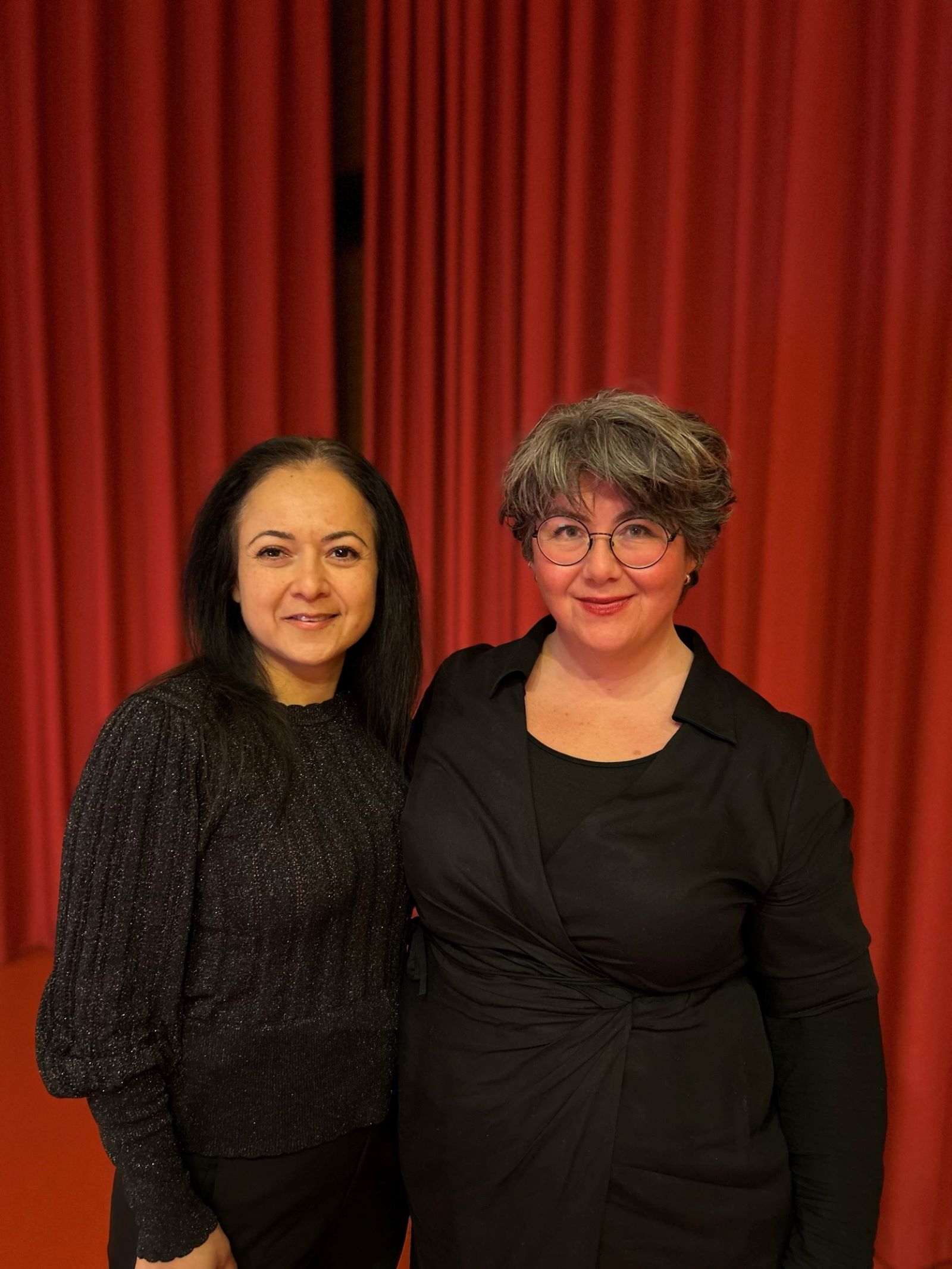 Portrettbilde av to damer