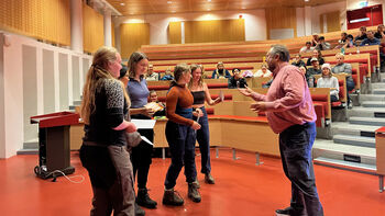 fottøy ,jeans ,bukse ,stol ,underholdning.
