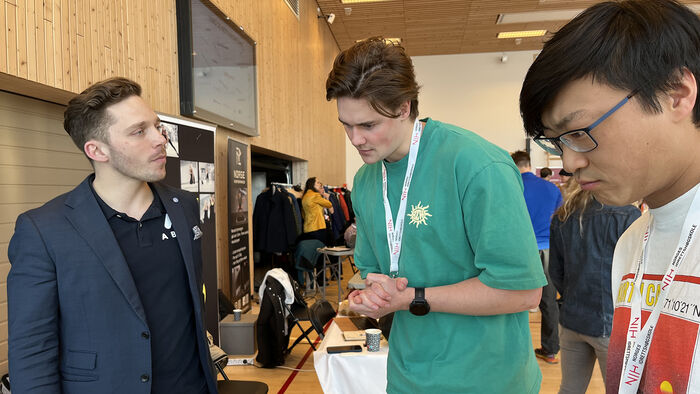 Studenter snakker med selskap.