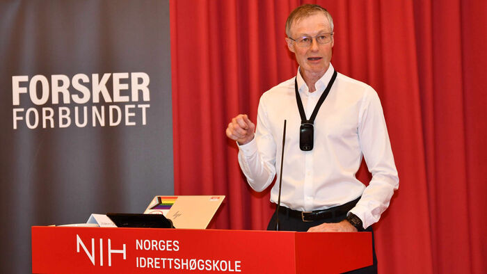 Lars Tore Rognlan taler på podiet i auditorium Innsikt