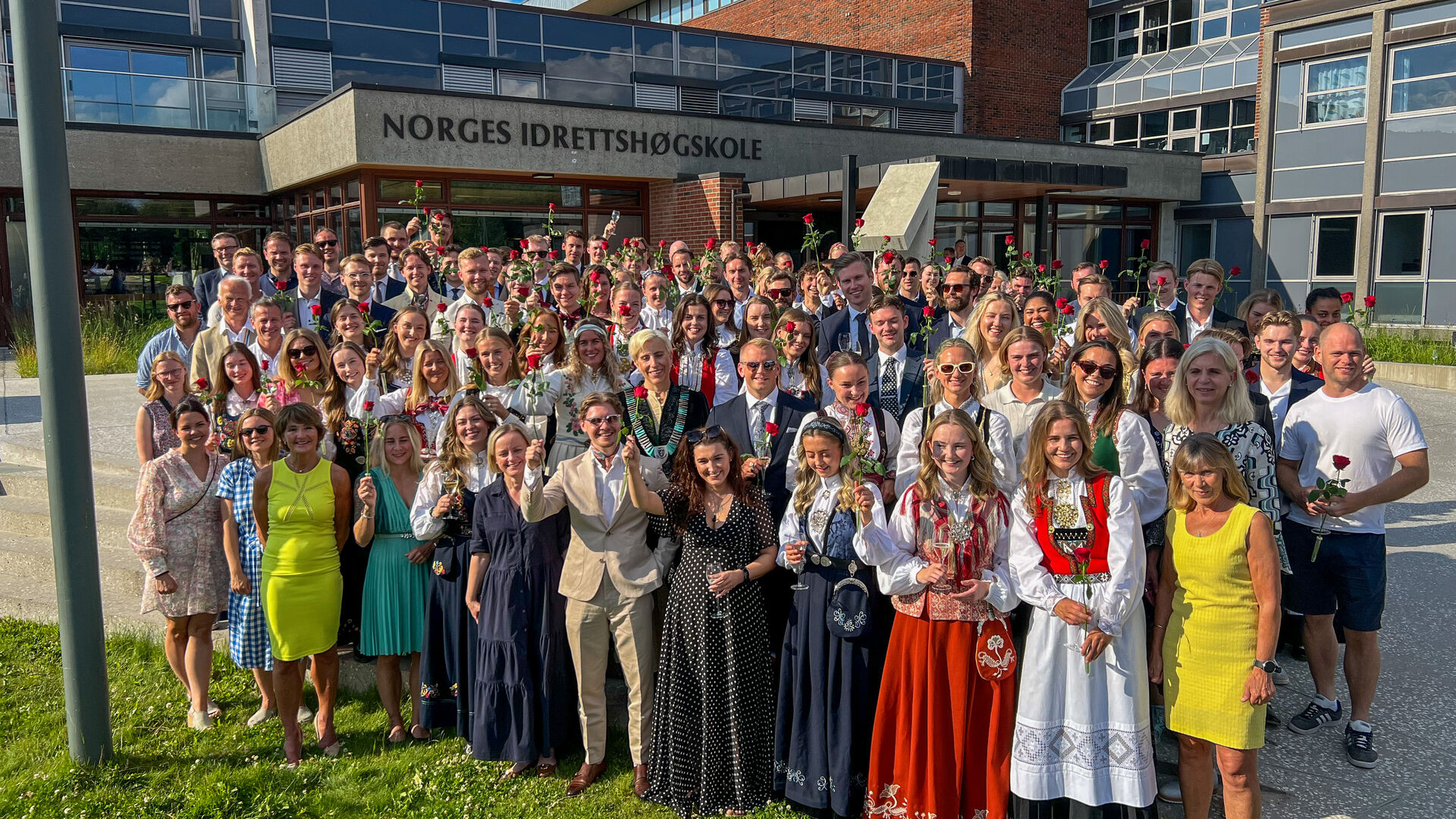 Bildet kan inneholde: kjole, har, publikum, dress, samfunnet.