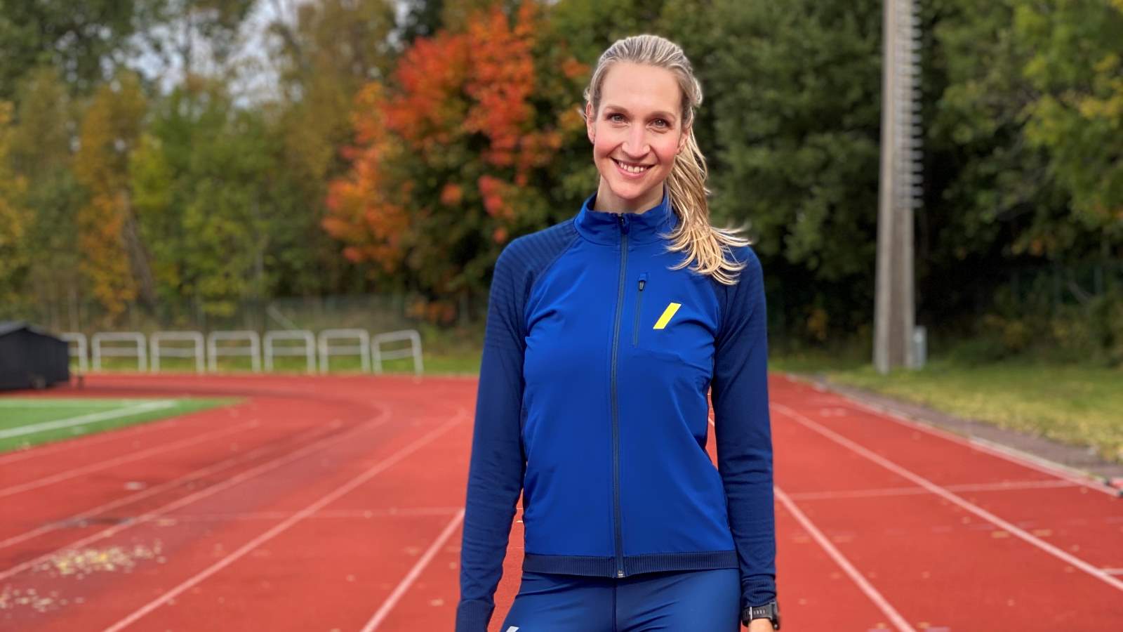 Melina Magulas står på ei friidrettsbane. 