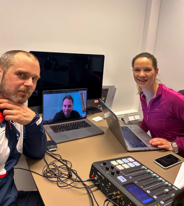 To personar foran mikrofonar i podkast-studio.