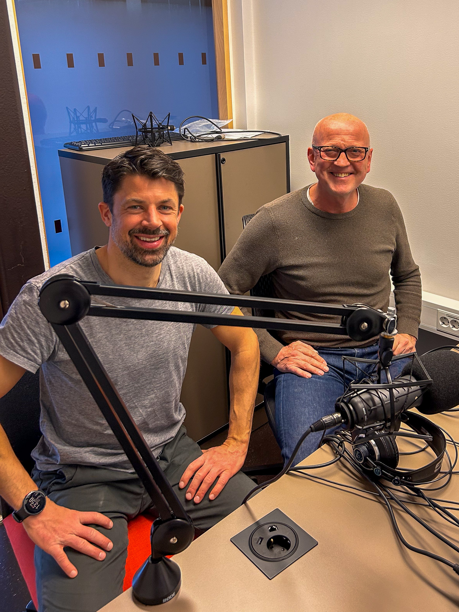 Nilsi og Jostein Hallen sitter i podkaststudio.