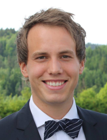 klær ,panne ,smil ,skjorte ,øyenbryn.