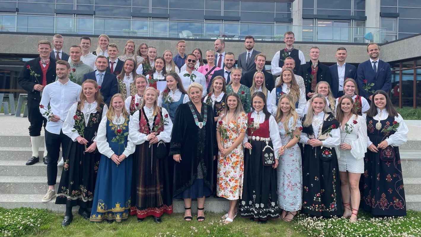Masterstudenter utenfor NIH med roser