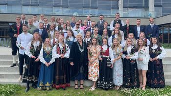 smil ,kjole ,publikum ,dress ,uniform.