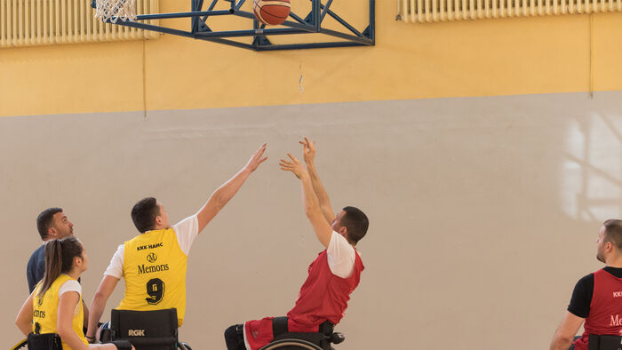 En gruppe spiller rullestolbasket.