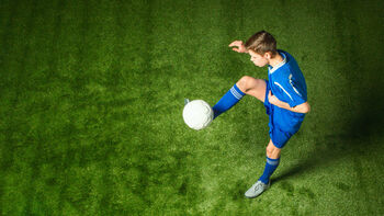spiller sport ,sportsutstyr ,shorts ,ball ,fotball.