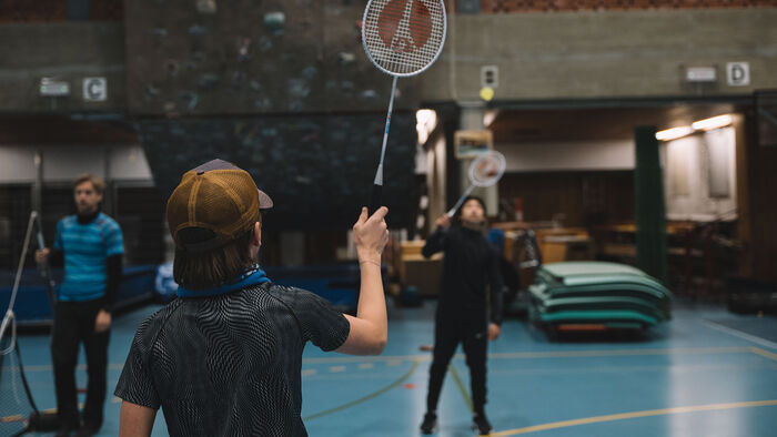 To gutter spiller badminton i idrettshallen. 