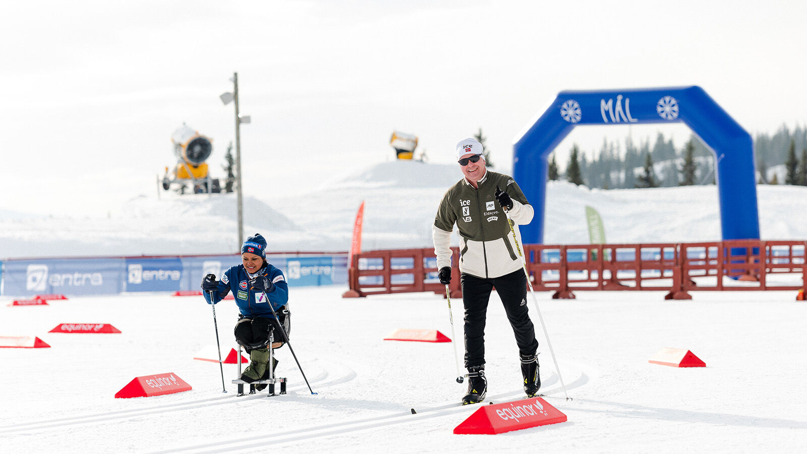 Dame som går på ski i kjelke med ledsager på Beitostølen