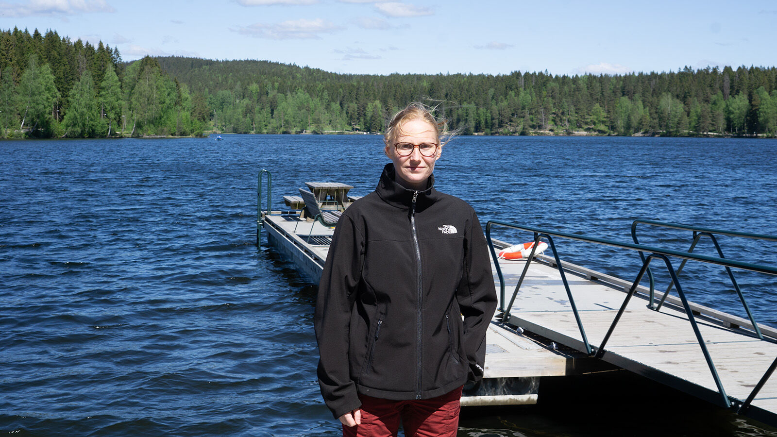 Ingeborg står foran Sognvann i vind og sol