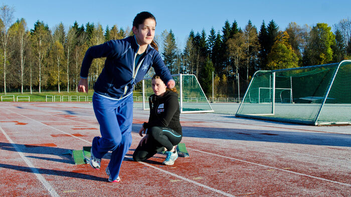 Parautøvere Aida sprinter på friidrettsbane